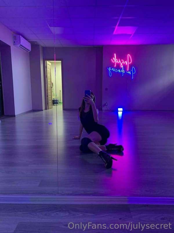 dancer time! i`m starting to be a proffesional
who wants to ..