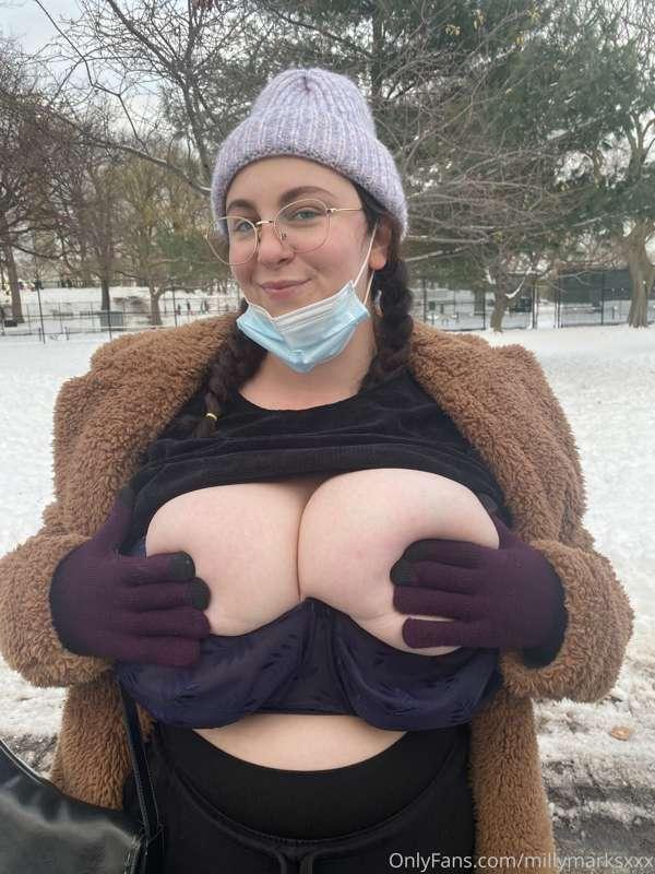 Took my huge tits out at the park 🤪