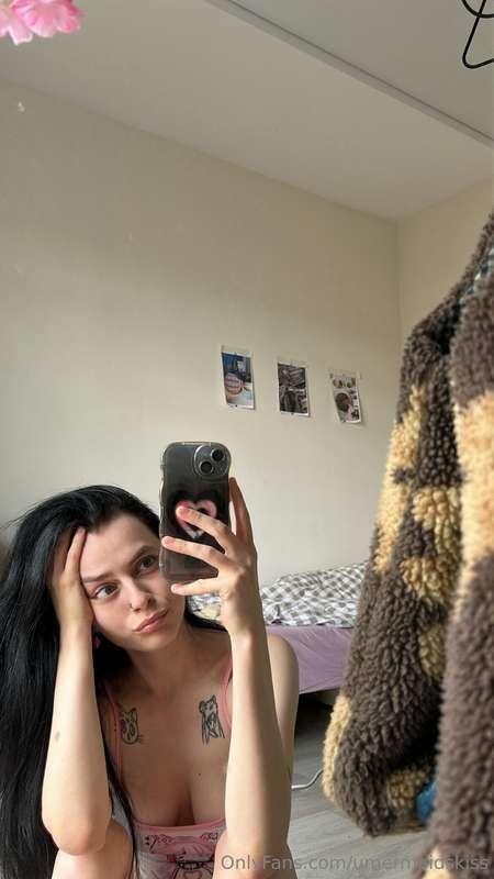 Morning starts with a mirror selfie and a million thoughts 😌..