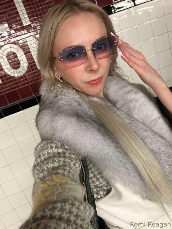 Imagine seeing me on the NYC subway train with my hot GF 👯 🚊..