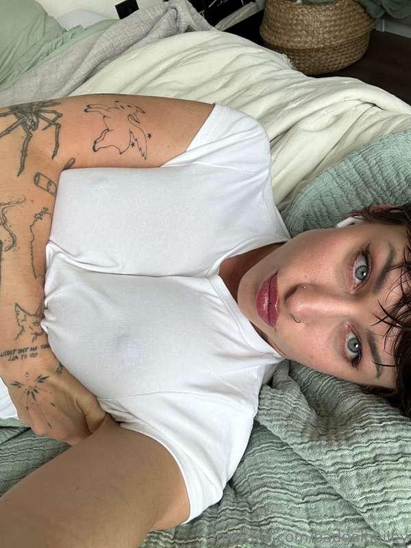 Wanna stay in bed today?🤍I got your pillows ready, what do y..