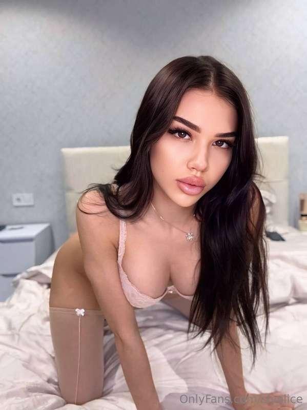 Grab your cock and make @jessie_g1 !! 😩😩 cum 💦 to her free a..