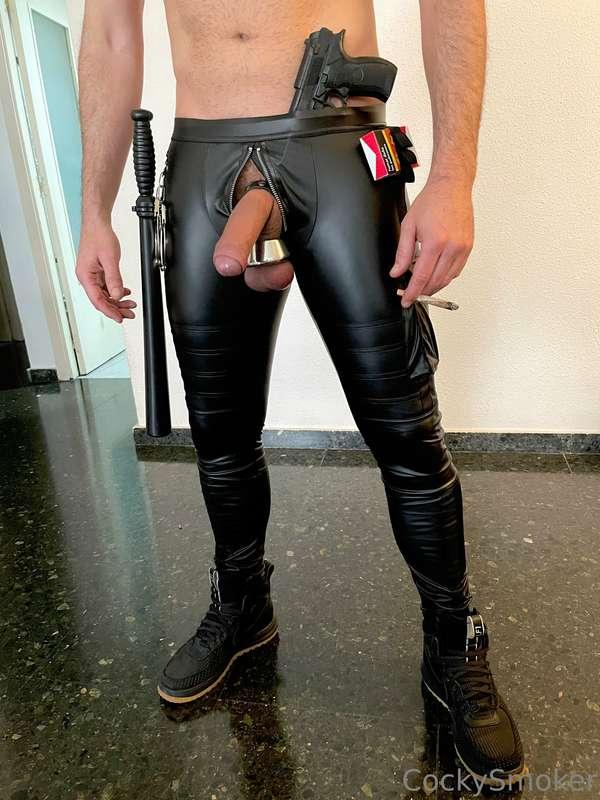 🍆 🆚 🔫
