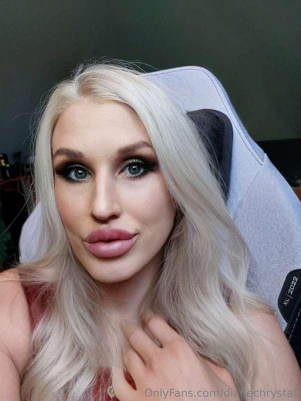 Ultra big lips. Is bigger better? Yes or no? 😛😄