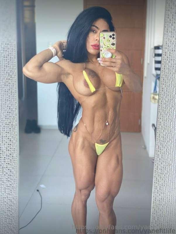 Muscle mommy before the baby glow 💪✨ Wanna worship these abs..