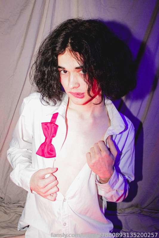 user427880893135200257 image #1