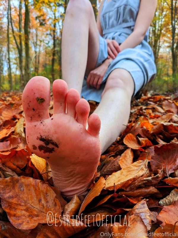 Pulling up my skirt to let you have a better look at my peti..