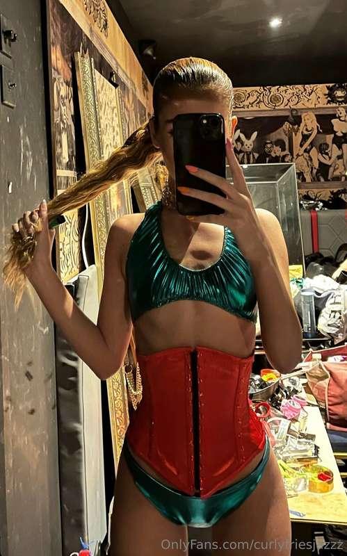 This red corset makes my waist tiny 🫢🥵