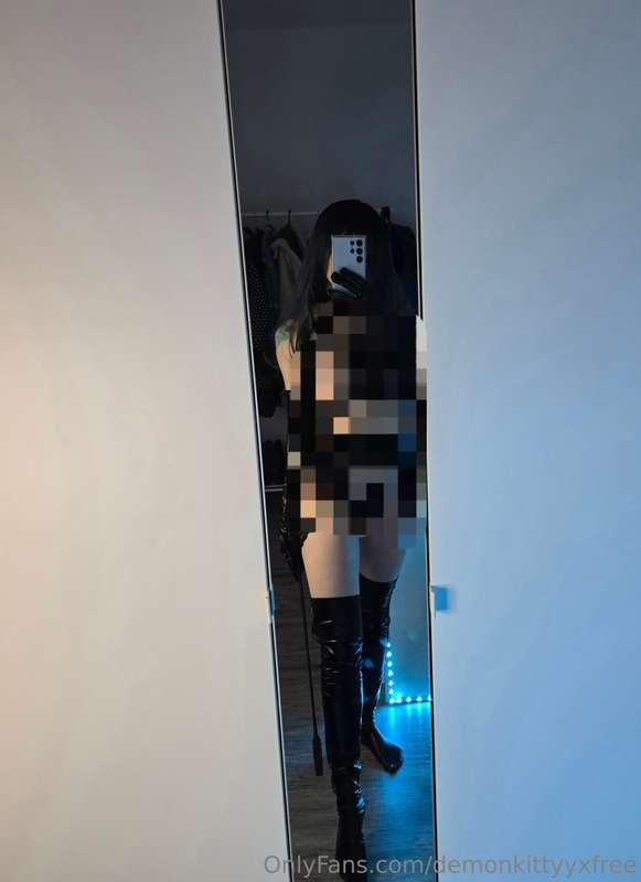 Shiny Set ;P Topless, sexy gloves and overknees, teasing gif..