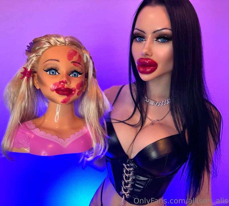 My new kissing video already on my page 💋😘
Check it out