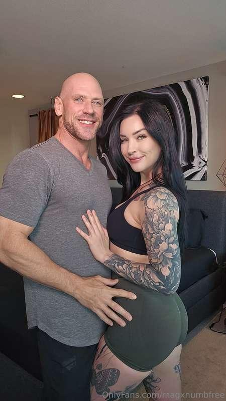 DM me JOHNNY! to see this full show! 🧁 @johnnysins 