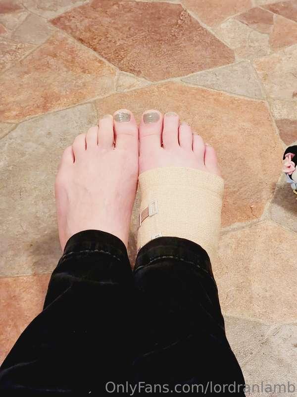 I will be taking a few weeks off of foot requests :( I fract..