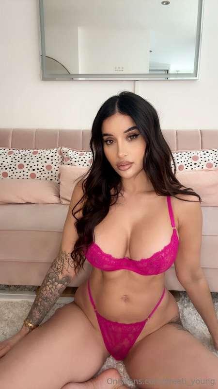 I’d love to feel your fingers in my pussy 