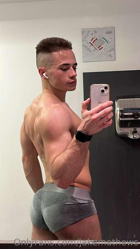 Hot and sweaty from the gym - who wants to come take a sniff..