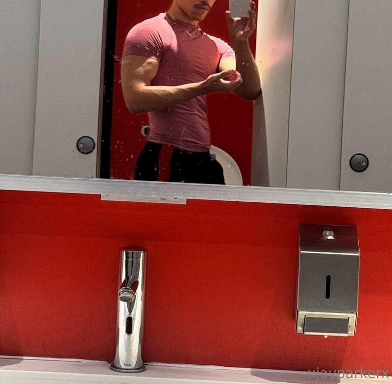 Beefing up the arms 💪Comment down what UK creator with a hug..