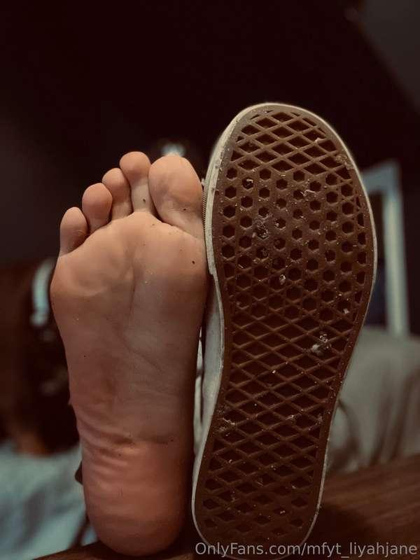 New stinky feet / dirty feet / stinky sneaker / nude nail se..