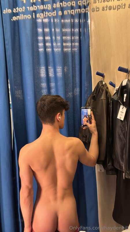 Showing off my back and ass… wanna touch?🍑