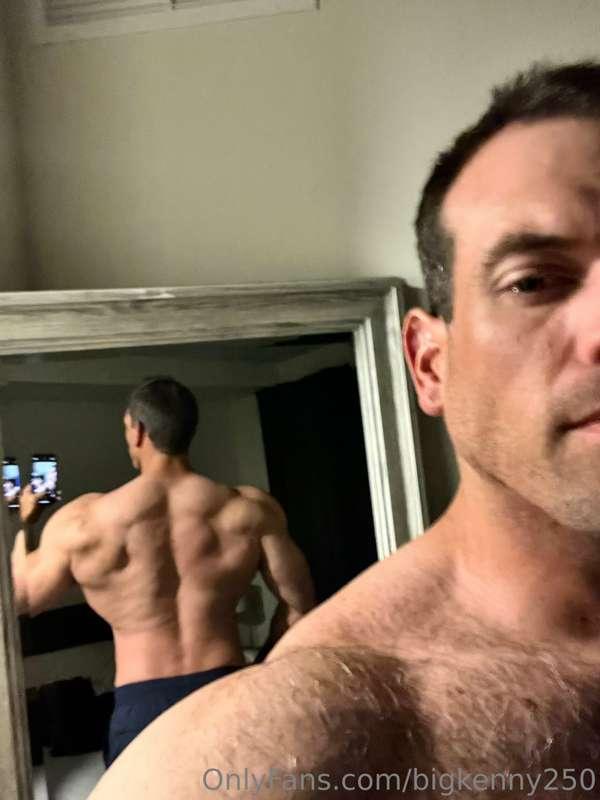No door wide enough for the alpha 🤴🏻💪🏼