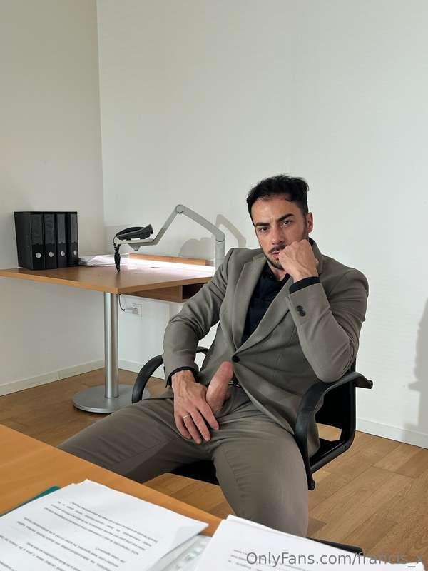 Vuoi vedermi mentre mi sego questo bel cazzone in diretta pe..