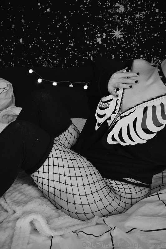 fishnets can never look bad 🖤