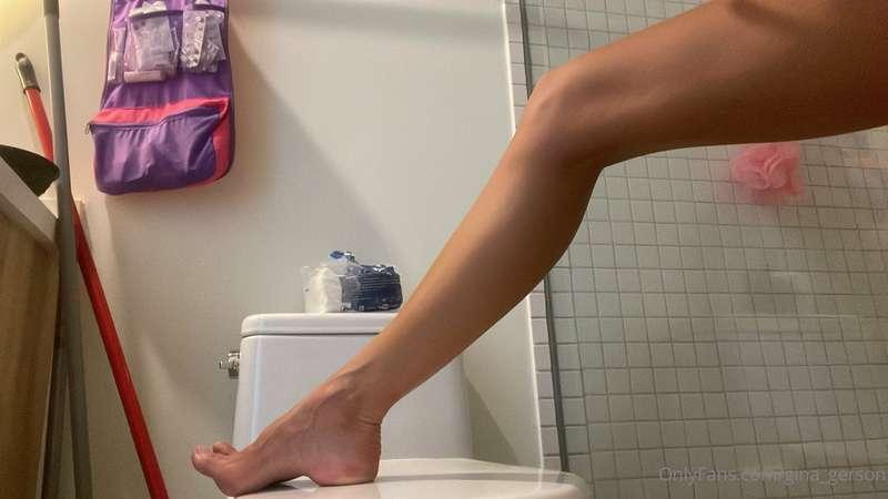 Wanna see how I m shaving 🪒 my legs and pussy naked 😈? Ask m..