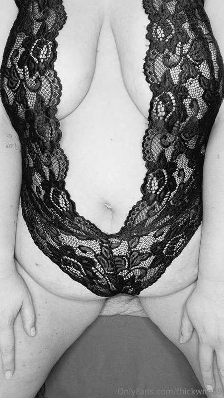 Feeling sexy in this 🖤🤍