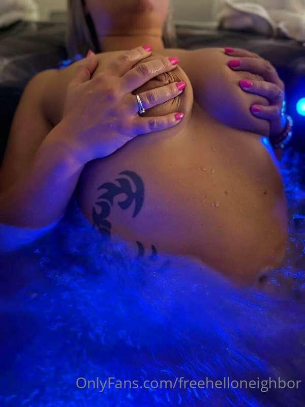 Jacuzzi fun 💦 Unlock to see my 🐱 from the back 😉