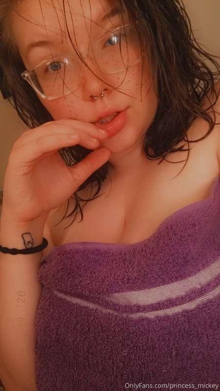 Fresh out of the shower 🥵🥵