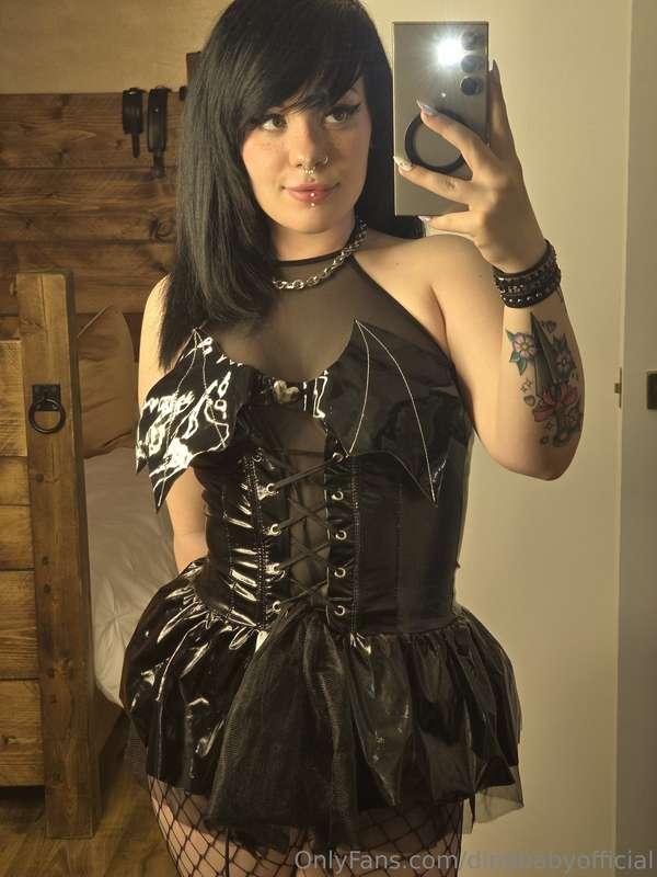 do i look good in this outfit?🖤🦖