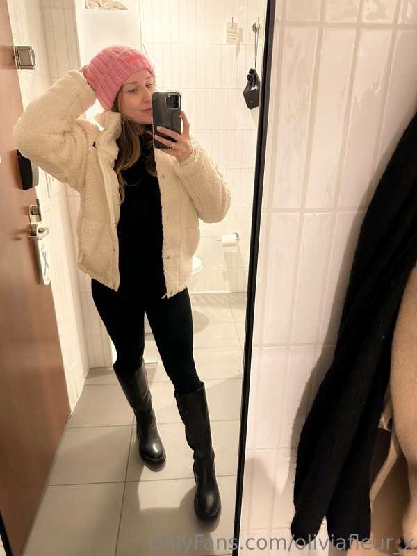 Me and my new pink hat made it to NYC 🌸✌🏼have been travellin..