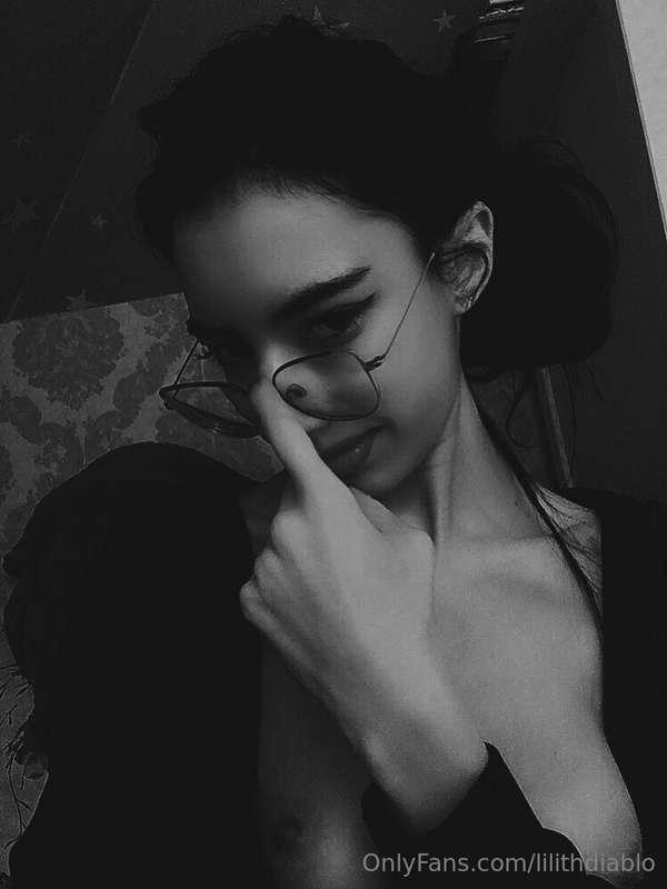 Unholy morning gorgeous🖤🔪
Do you like this girl?🤓