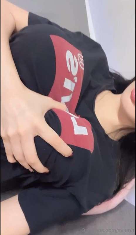Sábado de tetas 🍒 me gusta apretarlas porque están suavecita..