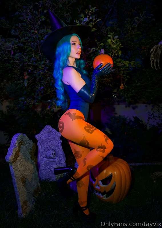 Posting a ton of spooky sets today and tomorrow! But thought..