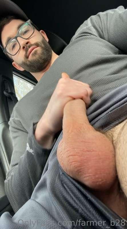 New vid out jerking off in my car in the gym parking lot 😈 c..