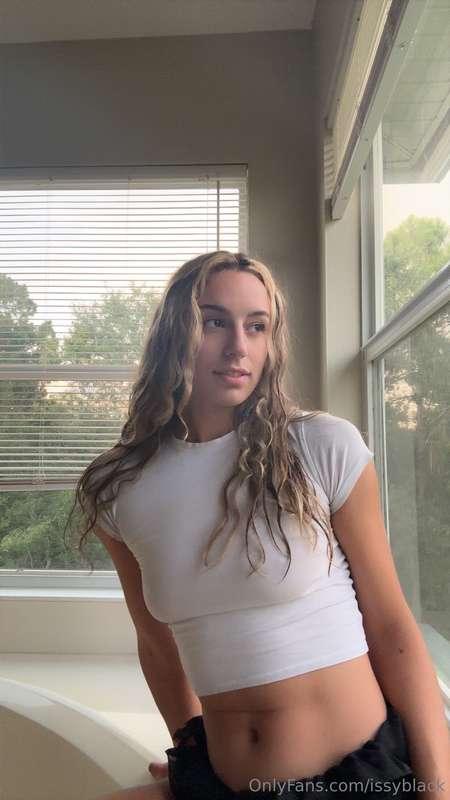 Peeking out… but all eyes should be on me 👀💋