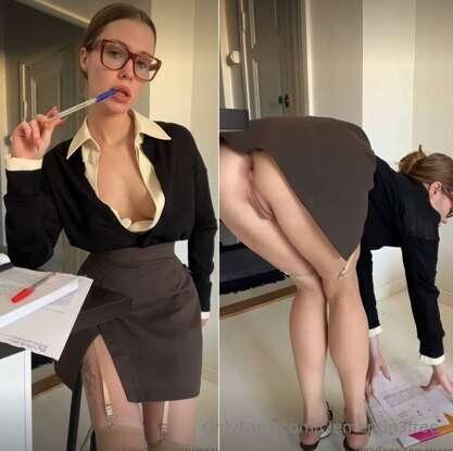 💕💕💕HOT TEACHER💕💕💕This sexy girl @moon_luna doesn't mind rock..