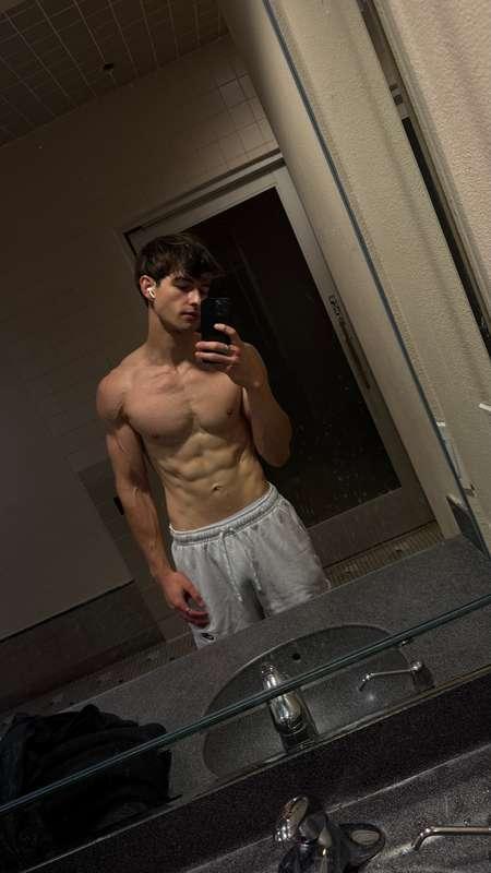 After gym flex.. Ready for a 3rd round of cardio 😈💦You know ..