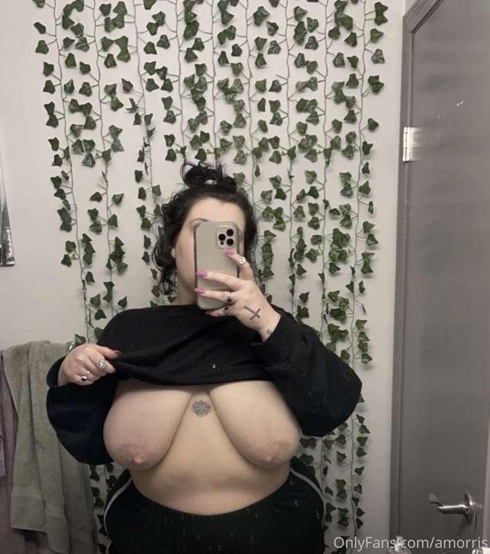 good morning…. suck my tits🥵