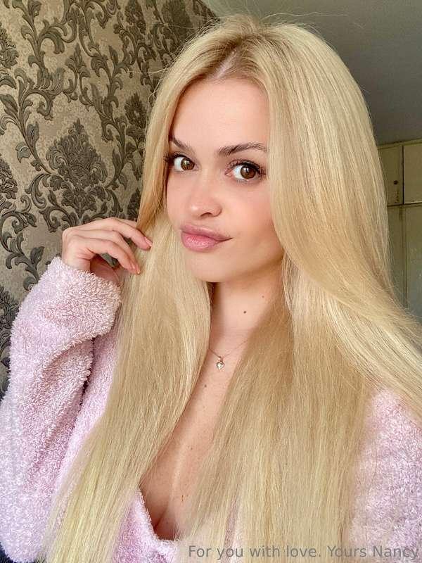 Just did my hairstyling 🥰 do you like me with a straight or ..