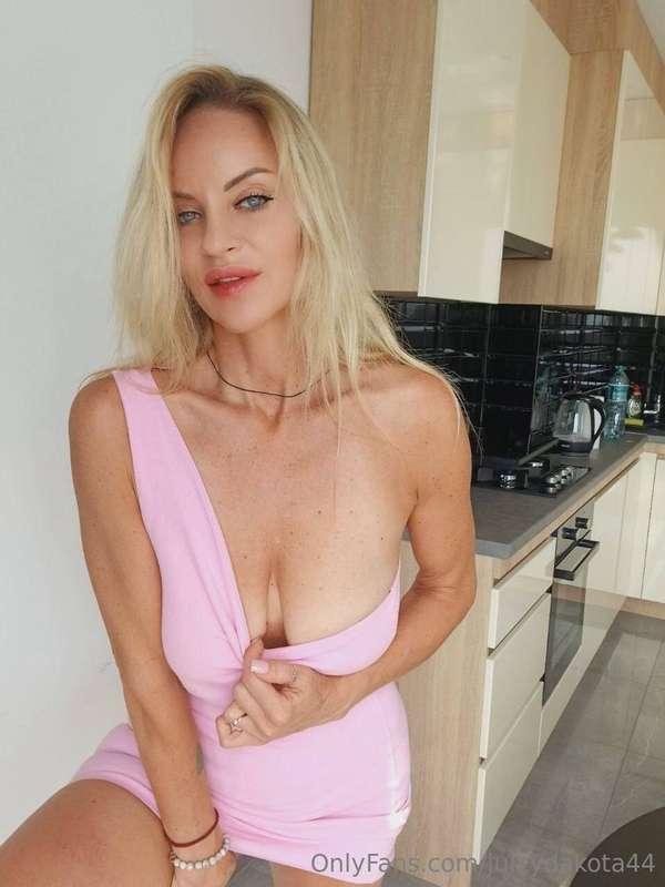 Pink for mommy? 💕👅