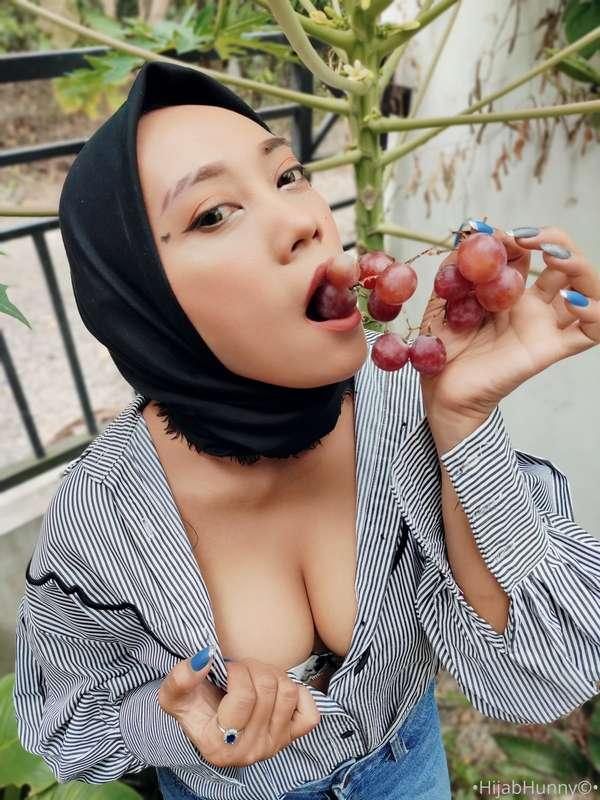 I luv to eat healthy, taking my daily dose of fruits 🍍🍎🍓🍇 an..