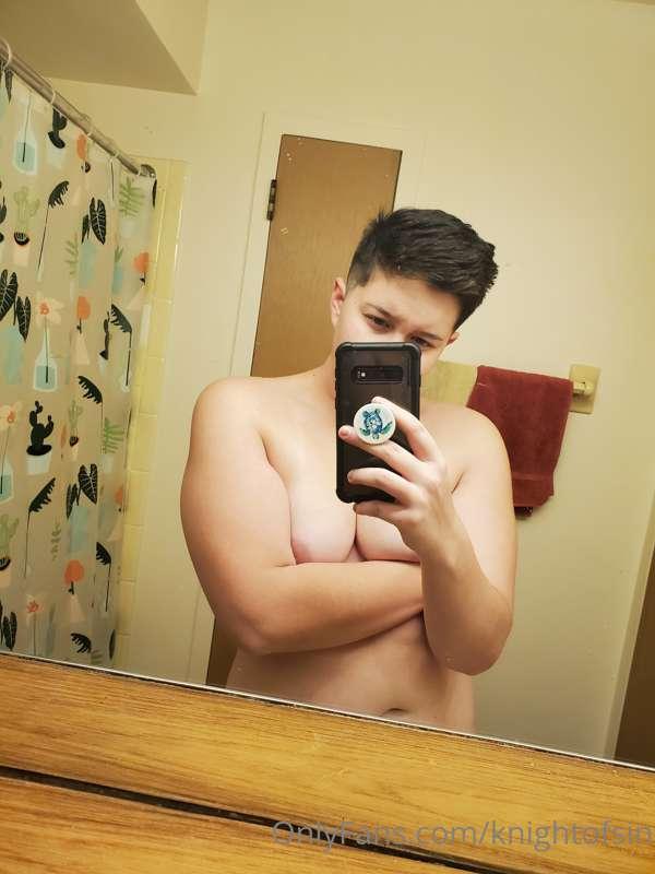 I wanna make you laugh but without the la 😘 A couple nudes b..