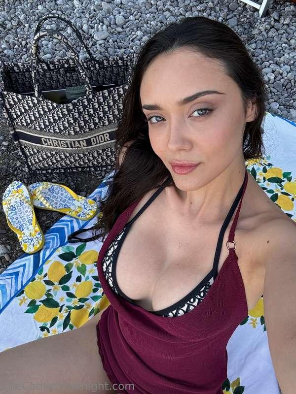 Beach day with me? 💛
