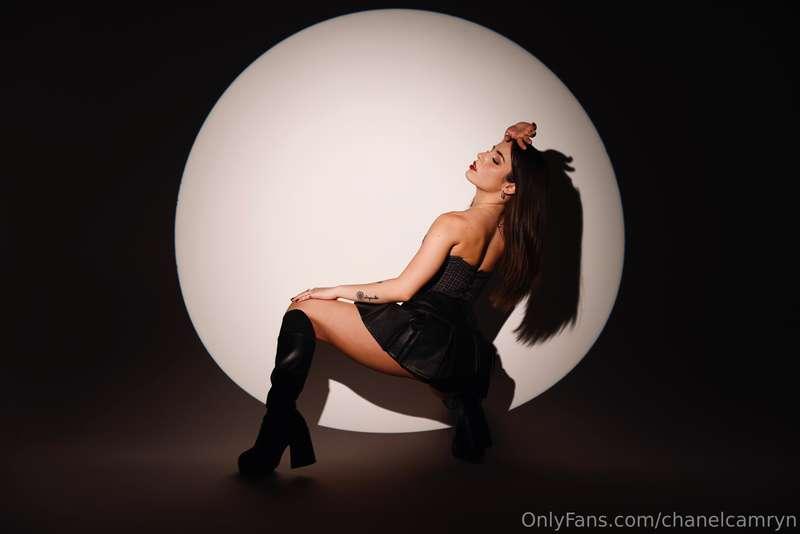 This slut is an open book, head to the DMs to open it up😏