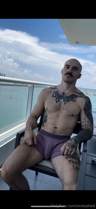 Who wants to sit on daddy’s lap?😉