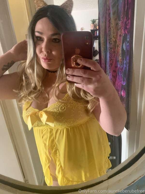 Lingerie jaune ... j’ai des photos topless ecris moi 🤟🤟🤟