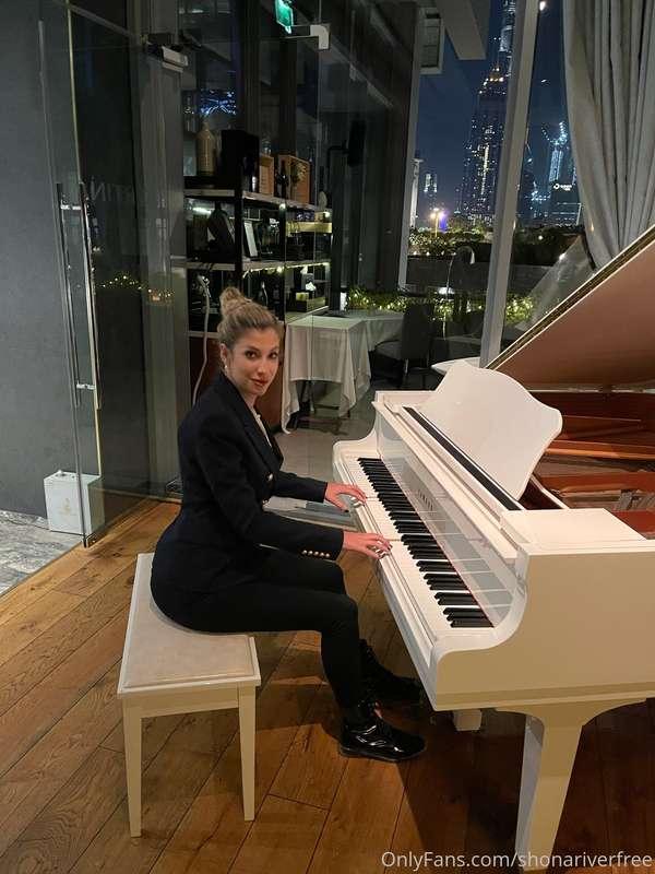 I wish I could play some piano.... Would you teach me? 😉