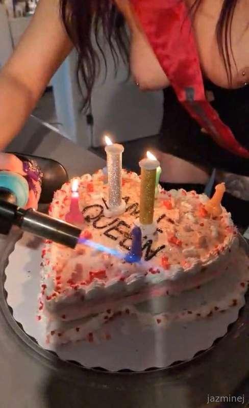 LOOOOOOK at my ANAL QUEEN PENIS CAKE!!!best cake EVER design..
