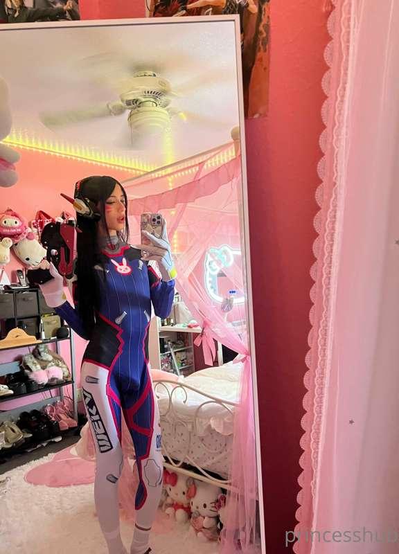 who wants to see me take this cosplay off?👀