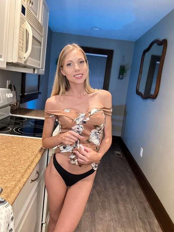 Show me your sexy side! 🤍 TIP $50, then send three photos to..